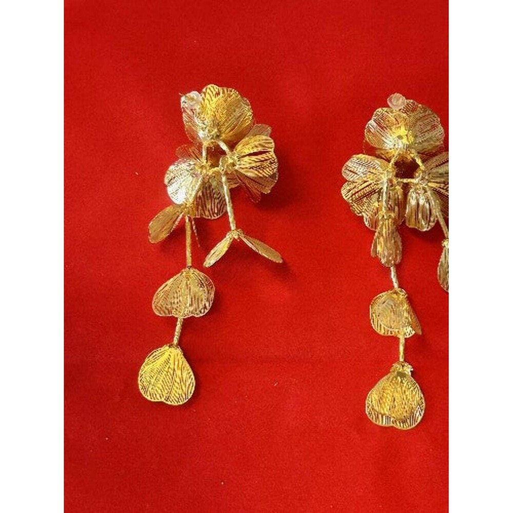 Stunning Flower gold leaf earring very light in weight.